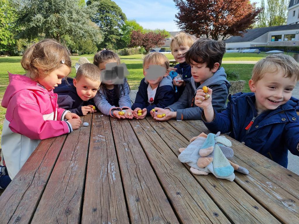 Chasse aux oeufs de Pâques dans le parc